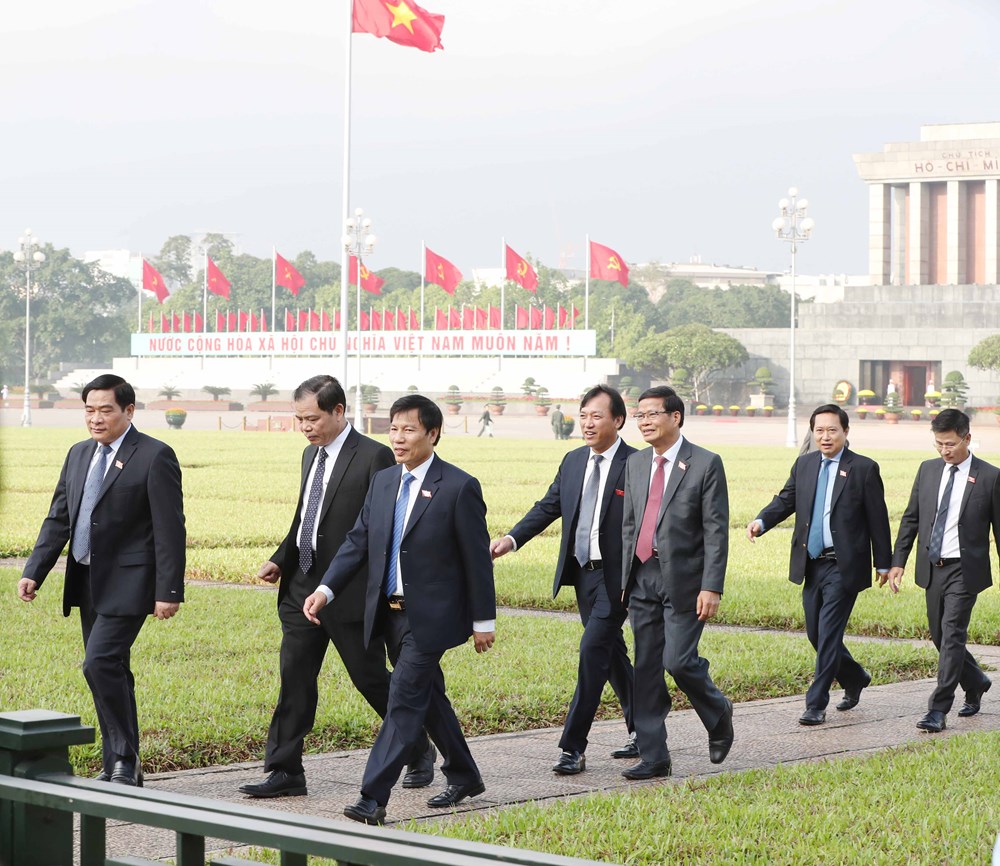 Đại biểu Quốc hội vào Lăng viếng Chủ tịch Hồ Chí Minh - ảnh 4