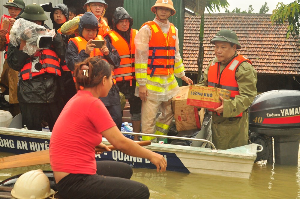 Quảng Bình: Hoãn Đại hội Đảng bộ tỉnh để cứu dân vùng ngập lũ - ảnh 1