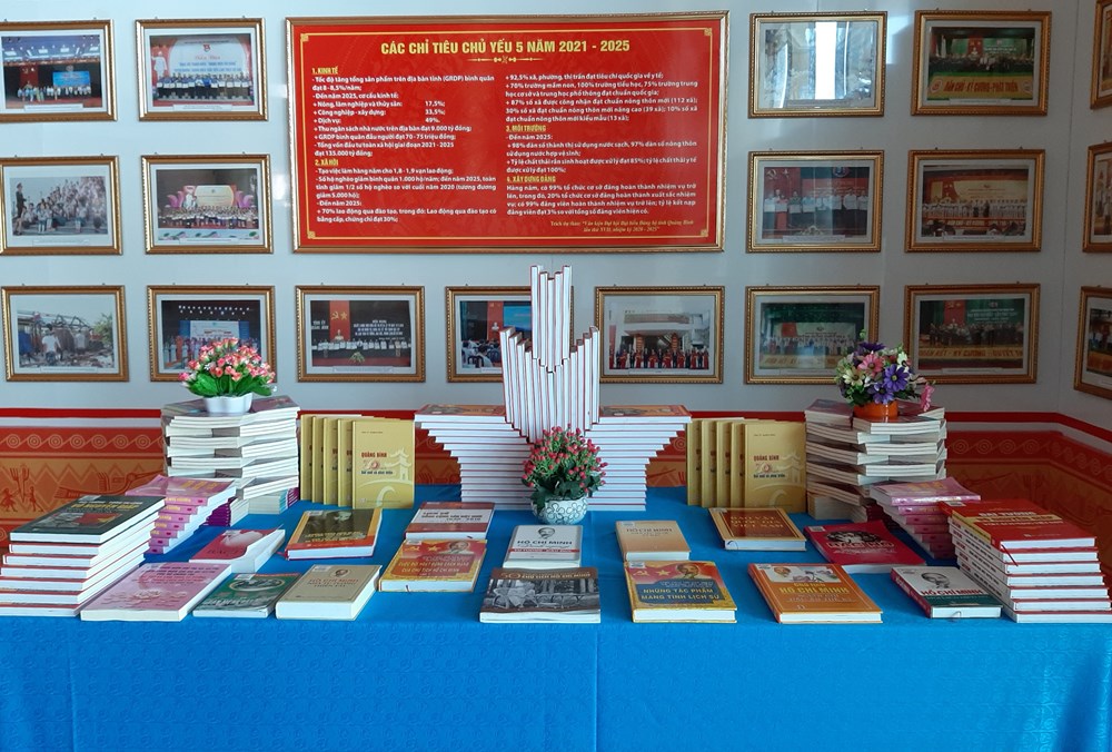 Quảng Bình: Trưng bày sách, ảnh chào mừng Đại hội đại biểu Đảng bộ tỉnh lần thứ XVII - ảnh 2