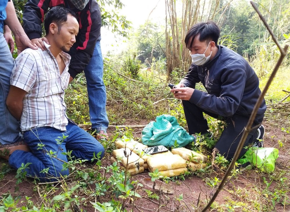 Quảng Bình: Bắt giữ 1 người Lào vận chuyển gần 61 nghìn viên ma túy - ảnh 1