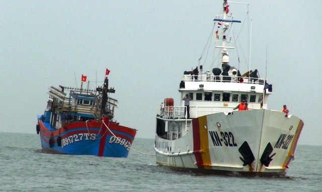 Cứu hộ tàu cá và 19 ngư dân Quảng Bình gặp nạn trên biển - ảnh 1