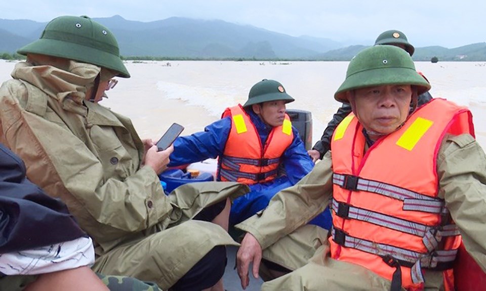 Quảng Bình: Lật ca nô, 6 cán bộ huyện Tuyên Hóa bị cuốn trôi khi đi thị sát lũ - ảnh 1
