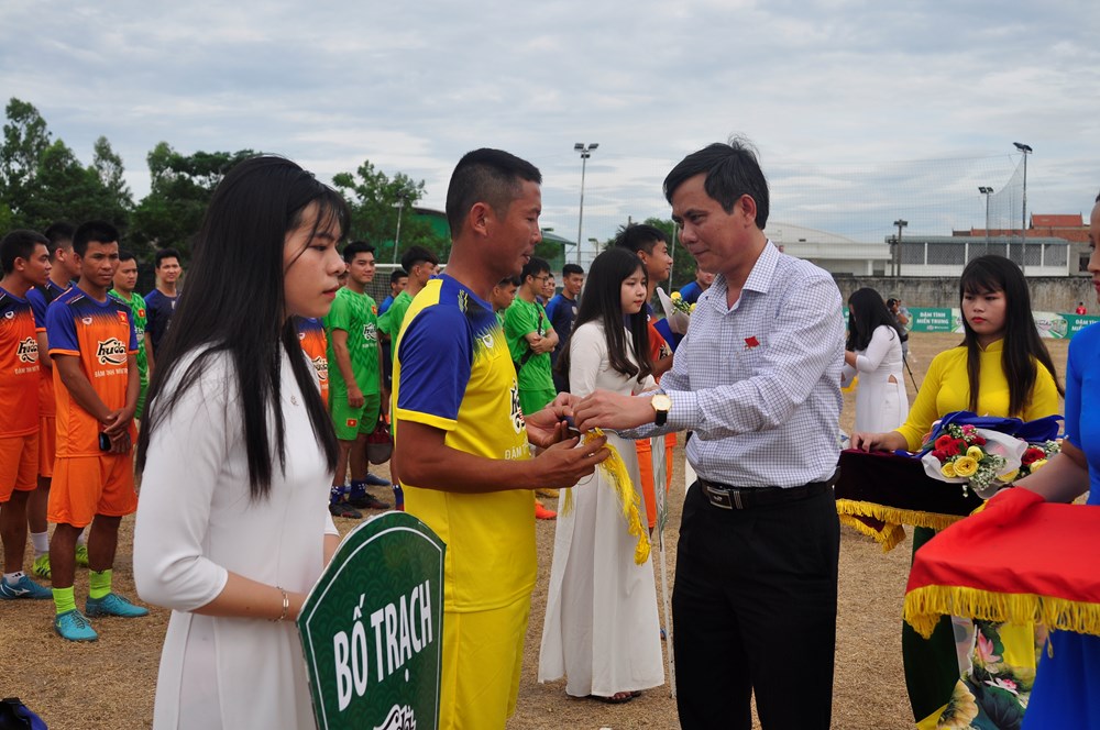 Sức “nóng” từ giải bóng đá tỉnh Quảng Bình năm 2019 - ảnh 1