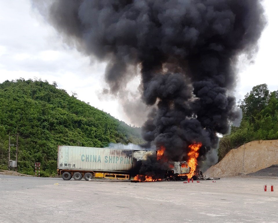 Quảng Bình: Xe container bốc cháy gần trạm xăng trên quốc lộ 12A - ảnh 1