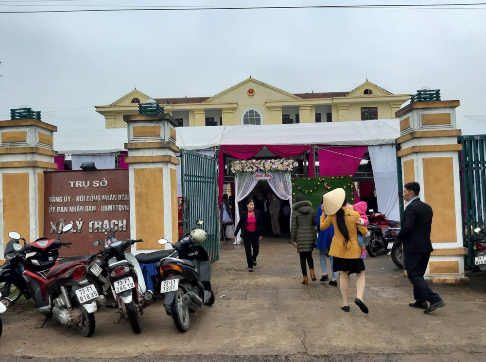 Quảng Bình: Tổ chức đám cưới tại sân trụ sở UBND xã trong 2 ngày làm việc - ảnh 1