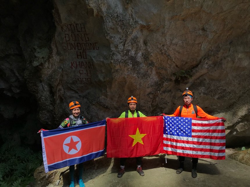 Quốc kỳ Việt - Mỹ - Triều cùng xuất hiện trong hang Sơn Đoòng - ảnh 2