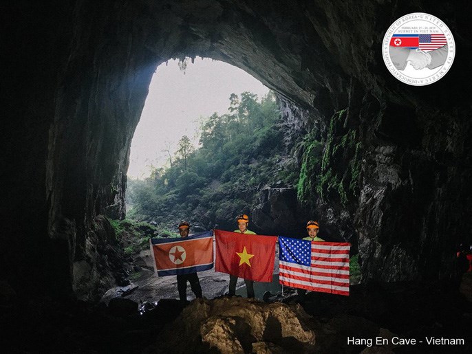 Quốc kỳ Việt - Mỹ - Triều cùng xuất hiện trong hang Sơn Đoòng - ảnh 3