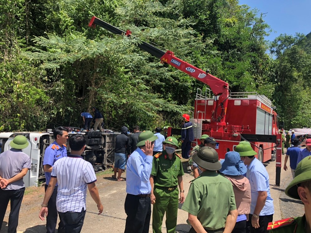 Vụ lật xe khách du lịch tại Quảng Bình: 15 người tử vong, tiếng khóc nghẹn ngào, xót xa… - ảnh 2