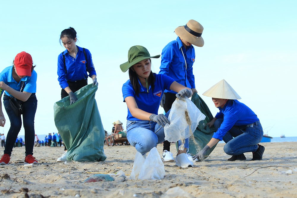 Hoa hậu Tiểu Vy cùng 200 bạn trẻ dọn rác ở bờ biển Cảnh Dương - ảnh 2