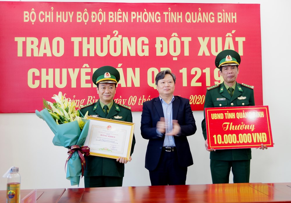 Quảng Bình: Khen thưởng Ban chuyên án triệt phá vụ vận chuyển 6 vạn viên ma túy qua biên giới - ảnh 1