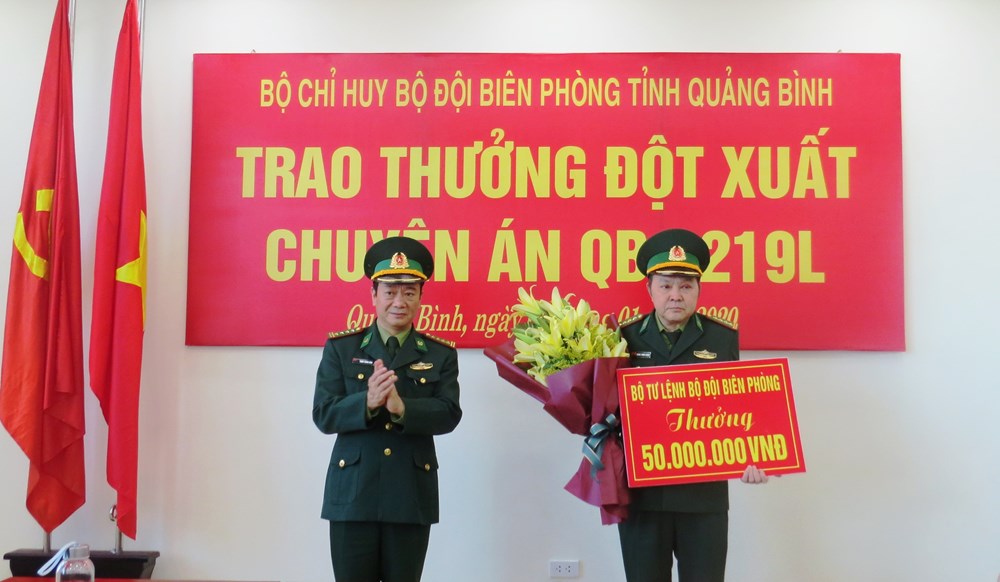 Quảng Bình: Khen thưởng Ban chuyên án triệt phá vụ vận chuyển 6 vạn viên ma túy qua biên giới - ảnh 2