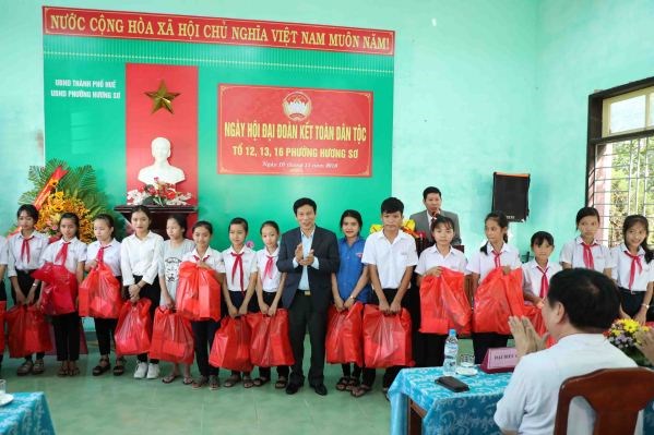 Bộ trưởng Nguyễn Ngọc Thiện dự Ngày hội Đại đoàn kết toàn dân tộc ở Huế - ảnh 8