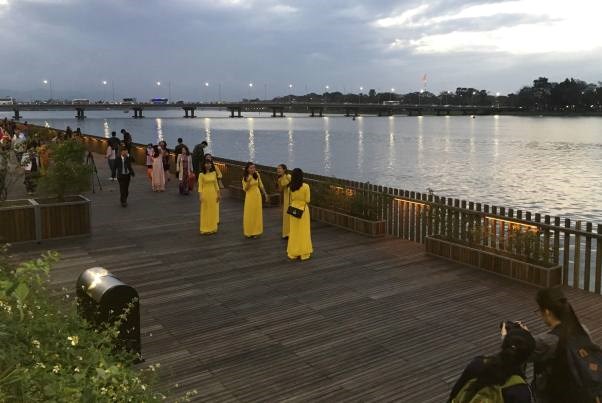 TP Huế: Đưa đường đi bộ lát sàn gỗ lim ven sông Hương đi vào hoạt động - ảnh 2