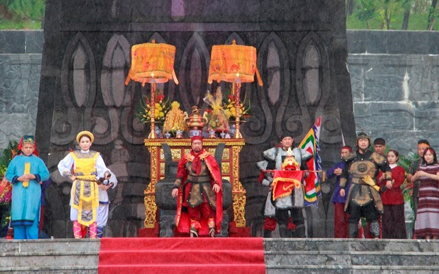 Dâng hương kỷ niệm 230 năm Nguyễn Huệ lên ngôi Hoàng đế Quang Trung - ảnh 1