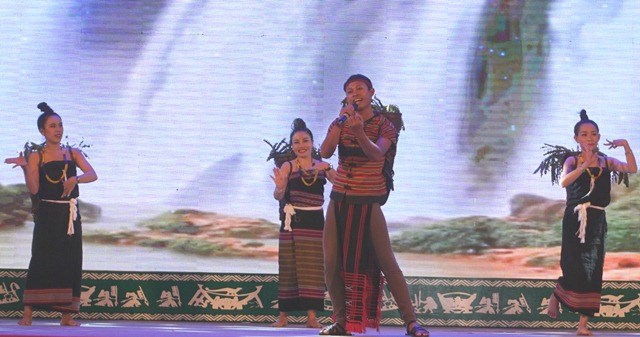 “Say” với những điệu múa truyền thống của các dân tộc thiểu số biên giới Việt- Lào - ảnh 3