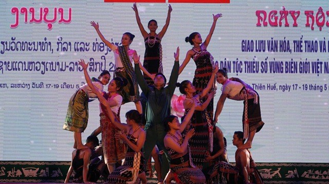 “Say” với những điệu múa truyền thống của các dân tộc thiểu số biên giới Việt- Lào - ảnh 1