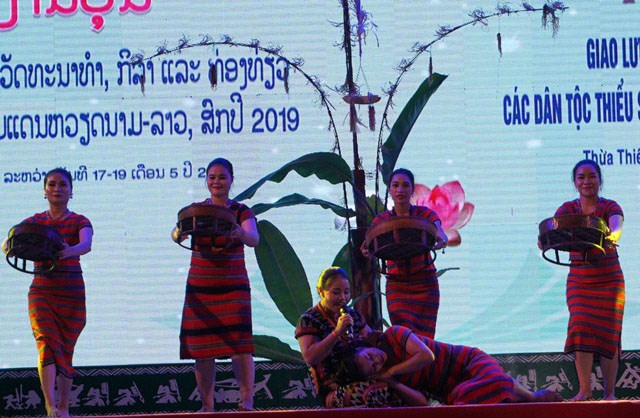 “Say” với những điệu múa truyền thống của các dân tộc thiểu số biên giới Việt- Lào - ảnh 13