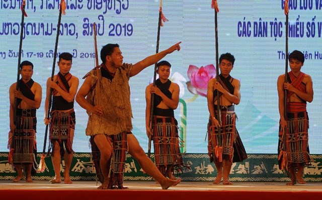 “Say” với những điệu múa truyền thống của các dân tộc thiểu số biên giới Việt- Lào - ảnh 9