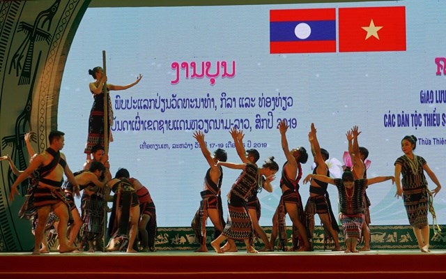 “Say” với những điệu múa truyền thống của các dân tộc thiểu số biên giới Việt- Lào - ảnh 8
