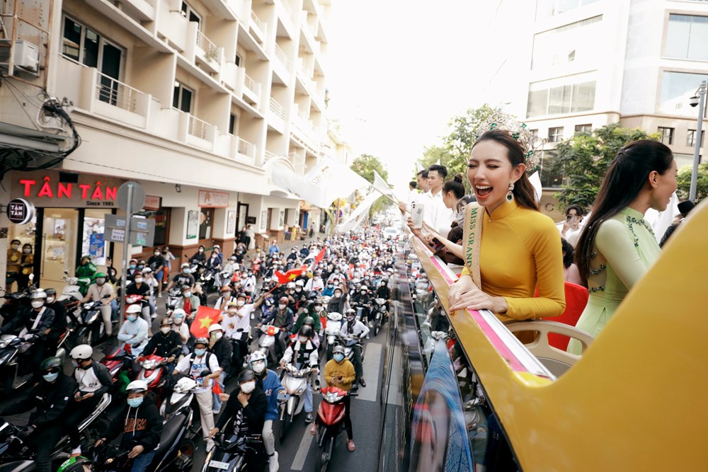 Hoa hậu Thùy Tiên: “Mình phải cố gắng hơn, 200 lần, thậm chí 300 lần, để xứng đáng với sự yêu thương của mọi người” - ảnh 2