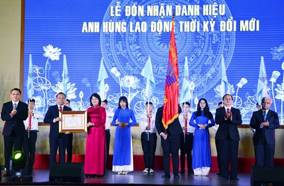 ĐH Quốc gia TP.HCM đón nhận danh hiệu Anh hùng lao động thời kỳ đổi mới - ảnh 1