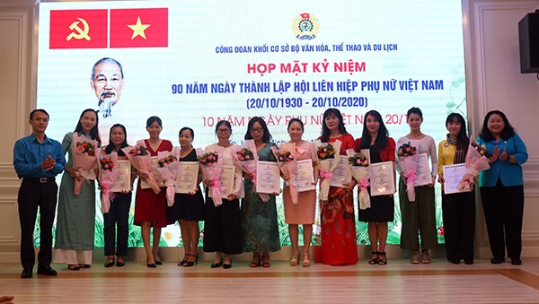 Họp mặt và hội thi hát Karaoke kỷ niệm 90 năm Ngày thành lập Hội LHPN Việt Nam - ảnh 1