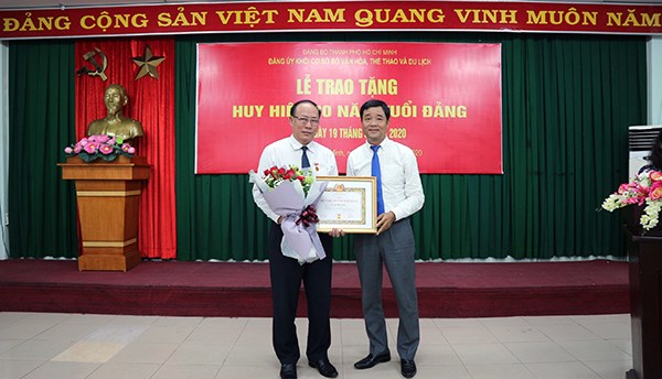 Đảng ủy Khối cơ sở Bộ VHTTDL trao Huy hiệu 30 năm tuổi Đảng - ảnh 1