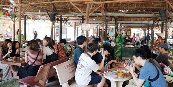 Khách nước ngoài trải nghiệm du lịch sinh thái và văn hóa ở Tiền Giang - ảnh 3