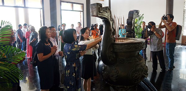 Đoàn đại biểu LHP Việt Nam lần thứ XXI dâng hương tưởng niệm các anh hùng liệt sĩ - ảnh 5