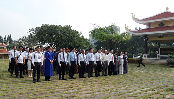 Đoàn đại biểu LHP Việt Nam lần thứ XXI dâng hương tưởng niệm các anh hùng liệt sĩ - ảnh 1