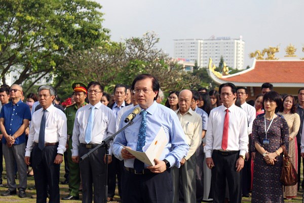 Đoàn đại biểu LHP Việt Nam lần thứ XXI dâng hương tưởng niệm các anh hùng liệt sĩ - ảnh 2