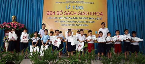 NXB Giáo dục tại TP.HCM đón nhận Huân chương Lao động hạng II của Nhà nước Lào - ảnh 1