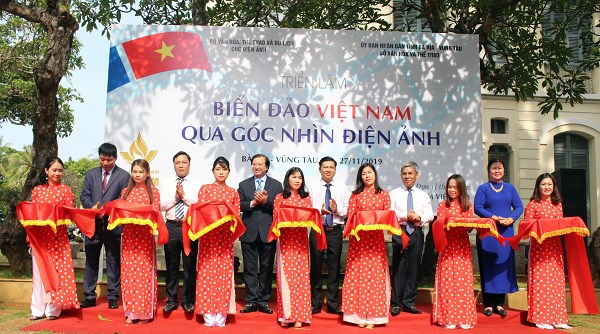 Triển lãm 200 hình ảnh “Biển đảo Việt Nam qua góc nhìn điện ảnh” tại LHP VN lần thứ XXI - ảnh 1