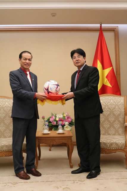 Trao quà tặng Thủ tướng của đội tuyển bóng đá Việt Nam để bán đấu giá gây quỹ - ảnh 1