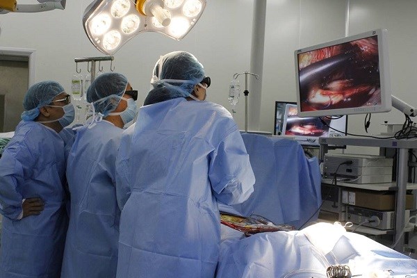 Chuyển giao kỹ thuật phẫu thuật nội soi tim bằng công nghệ 3D cho các bác sĩ trẻ - ảnh 1