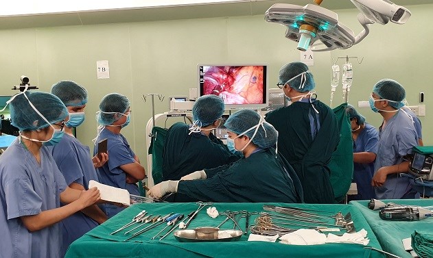 Lần đầu tiên thực hiện thành công phẫu thuật nội soi cắt thuỳ phổi cho bệnh nhân ung thư - ảnh 1
