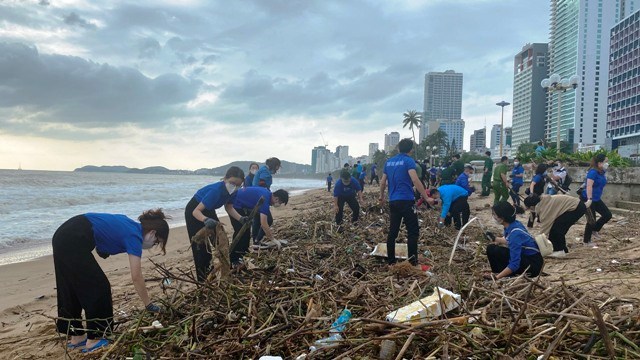 Khánh Hòa: Tập trung xử lý rác trên bãi biển Nha Trang, bảo đảm môi trường du lịch - ảnh 1