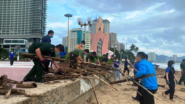 Khánh Hòa: Tập trung xử lý rác trên bãi biển Nha Trang, bảo đảm môi trường du lịch - ảnh 2