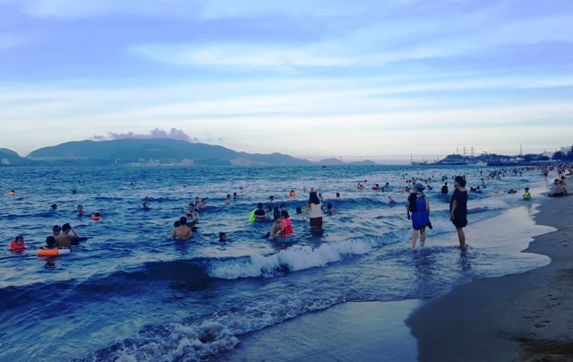 Khánh Hòa: Cho phép người dân, du khách vùng xanh được đi tắm biển - ảnh 1
