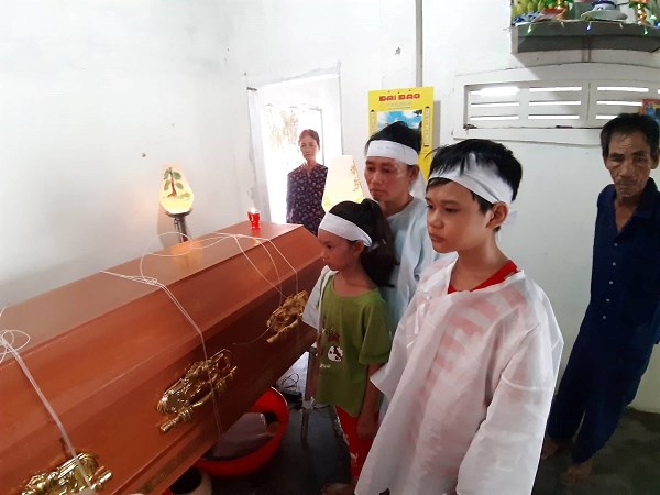 Vụ tàu cá Ninh Thuận lật, 4 người chết, 1 mất tích: Tang thương nơi làng biển - ảnh 1