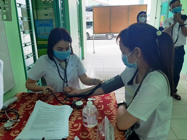 Khánh Hòa: Tiêm 100 liều vắcxin ngừa Covid -19 cho đội ngũ y, bác sĩ tuyến đầu chống dịch - ảnh 2