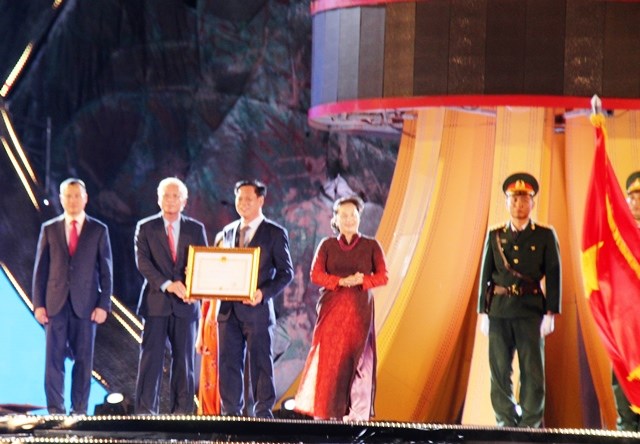 Chủ tịch Quốc hội Nguyễn Thị Kim Ngân trao Huân chương Độc lập hạng Nhất cho tỉnh Phú Yên - ảnh 3