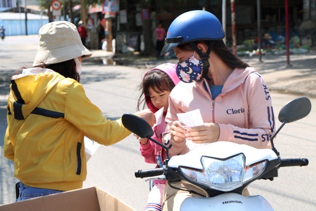 Ninh Thuận: Phát hàng ngàn khẩu trang y tế miễn phí phòng dịch corona - ảnh 2