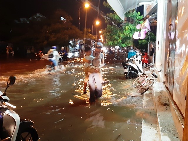 TP. Phan Rang – Tháp Chàm: Mưa lớn kéo dài, nhiều tuyến đường ngập sâu trong nước - ảnh 4