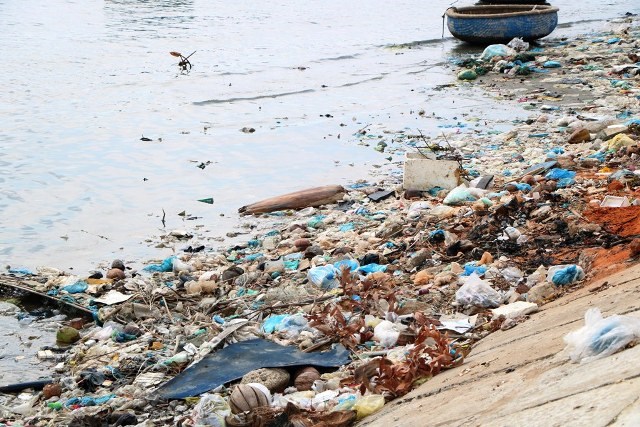 Ninh Thuận: Rác thải “bủa vây” kè biển, ảnh hưởng môi trường du lịch - ảnh 2