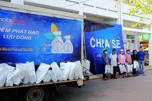Khánh Hòa: Tặng 200 suất gạo cho người nghèo vượt khó khăn do dịch Covid-19 - ảnh 1