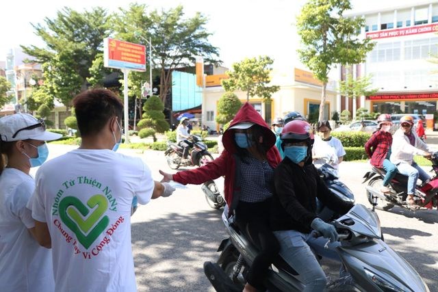 Ninh Thuận: Nhóm bạn trẻ góp tiền mua và phát hàng ngàn khẩu trang y tế miễn phí - ảnh 1