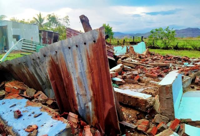 Ninh Thuận: 110 hộ dân bị lốc xoáy làm sập nhà, tốc mái - ảnh 1