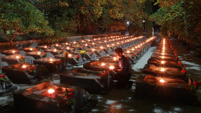Khánh Hòa: Thắp nến tri ân, dâng hương tưởng nhớ các anh hùng liệt sĩ - ảnh 2