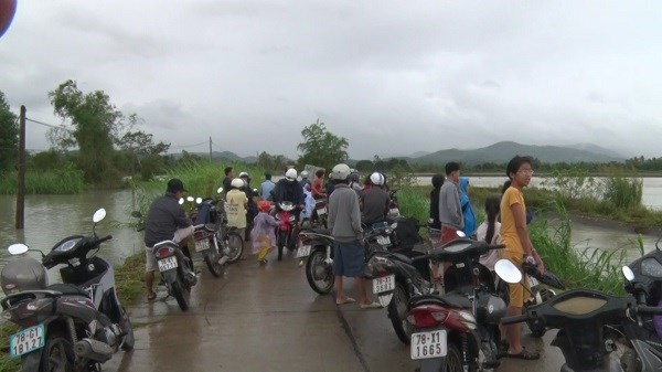 Phú Yên: Liều mình băng qua nước lũ, người đàn ông bị cuốn trôi - ảnh 3